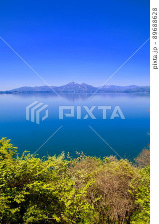 猪苗代湖と磐梯山（福島県郡山市・湖南町） 89688628