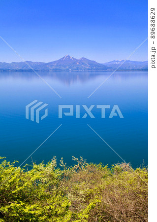 猪苗代湖と磐梯山(福島県郡山市・湖南町) 猪苗代湖と磐梯山(福島県郡山市・湖南町) 89688629