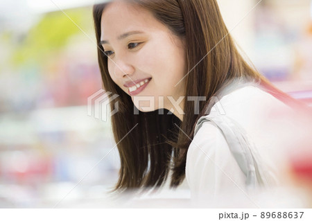 スーパーで買い物をする若い女性 89688637