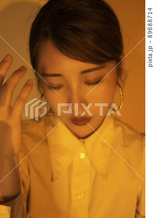 オレンジ 光 女性 おしゃれ 影 オレンジ 光 女性 おしゃれ 影 89688714