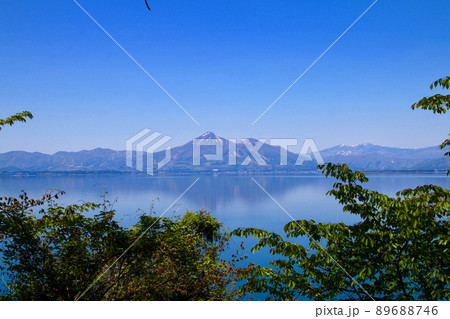 猪苗代湖と磐梯山（福島県郡山市・湖南町） 89688746