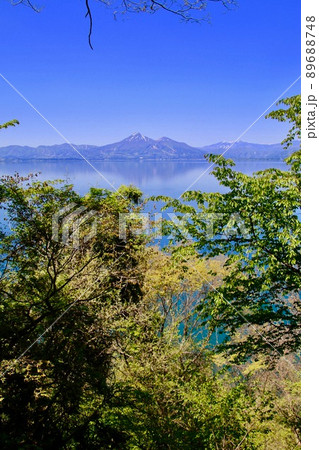猪苗代湖と磐梯山（福島県郡山市・湖南町） 89688748