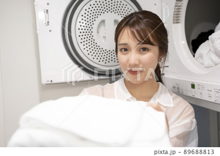 お洗濯中の女性のポートレート 89688813