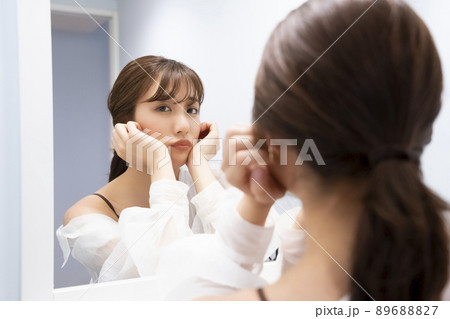 鏡に映る女性のポートレート 89688827