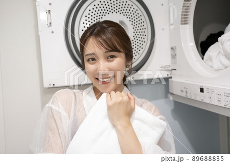 お洗濯中の女性のポートレート 89688835