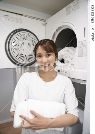 お洗濯中の女性のポートレート お洗濯中の女性のポートレート 89688838