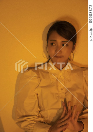 夕日ライト 女性 考える ポートレート 20代 夕日ライト 女性 考える ポートレート 20代 89688872