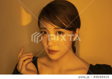 暖色ライト　おしゃれ　かっこいい　女性 89688920