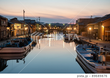 美しい富山県新湊の夕焼け風景 89689876
