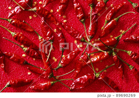 鷹の爪 唐辛子 赤背景 鷹の爪 唐辛子 赤背景 89690269