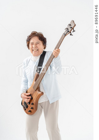 ベースを弾く女性 シニア ベースを弾く女性 シニア 89691446