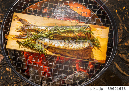 プランクバーベキュー　Wood Plank barbecue of seafood  89691658