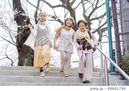 階段を降りるシニア女性 89691794