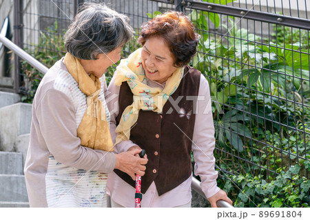 階段を降りるシニア女性 89691804