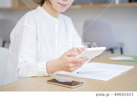 家計簿をつける女性 89692025