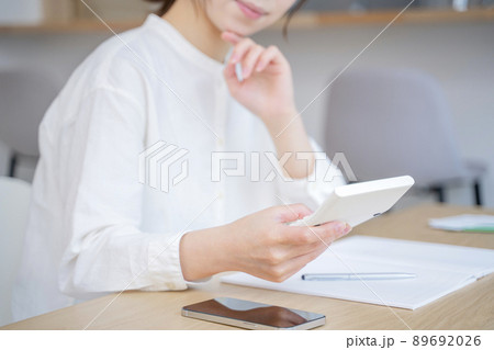 家計簿をつける女性 89692026