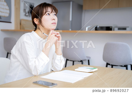 家計簿をつける女性 89692027