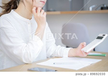 家計簿をつける女性 家計簿をつける女性 89692030