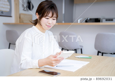 家計簿をつける女性 家計簿をつける女性 89692031