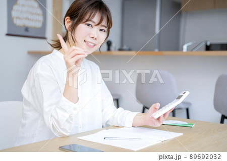 家計簿をつける女性 家計簿をつける女性 89692032