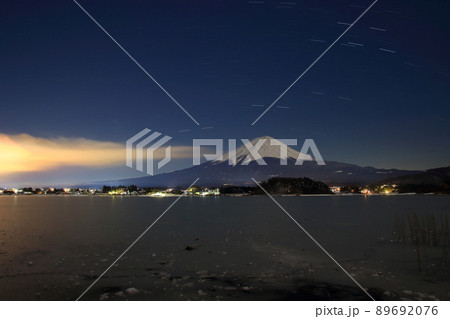 河口湖畔から見る富士山と星空 河口湖畔から見る富士山と星空 89692076
