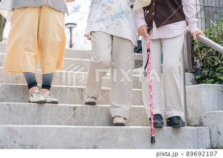 階段を降りるシニア女性　足元 89692107