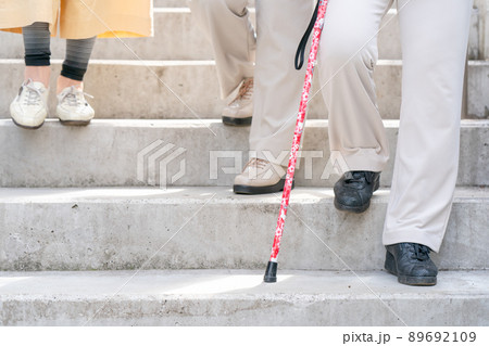 階段を降りるシニア女性　足元 89692109