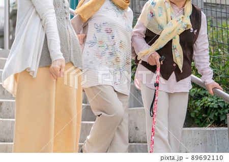 階段を降りるシニア女性 階段を降りるシニア女性 89692110