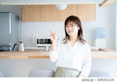 若い女性　キッチン　ライフスタイル 89692120