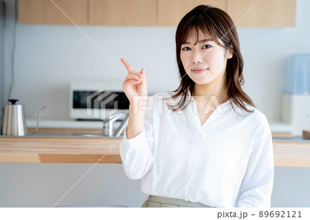 若い女性 キッチン ライフスタイル 若い女性 キッチン ライフスタイル 89692121