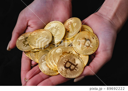 Bitcoin　仮想通貨を持つ手 89692222