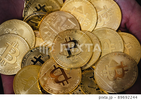 Bitcoin　仮想通貨を持つ手 89692244