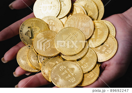 Bitcoin 仮想通貨を持つ手 Bitcoin 仮想通貨を持つ手 89692247