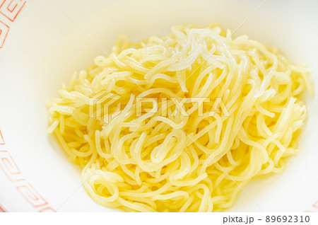ラーメンの器に入ったこんにゃく麺 89692310