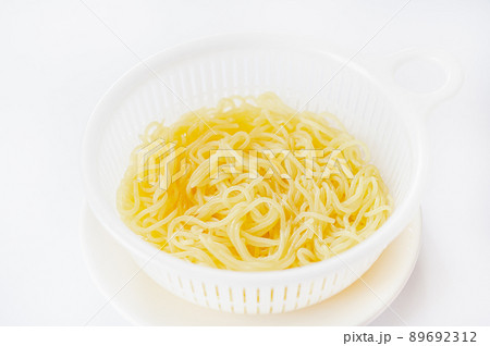ザルの入ったこんにゃく麺 89692312