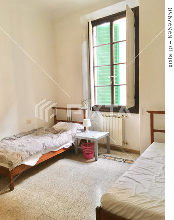 海外アパートの寝室 89692950