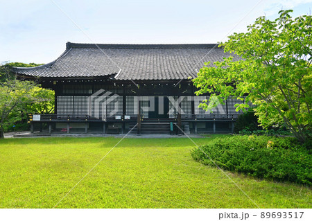 初夏の京都市勧修寺の宸殿 89693517