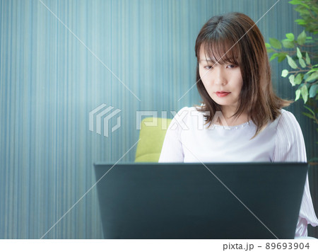 PCを操作する女性 PCを操作する女性 89693904