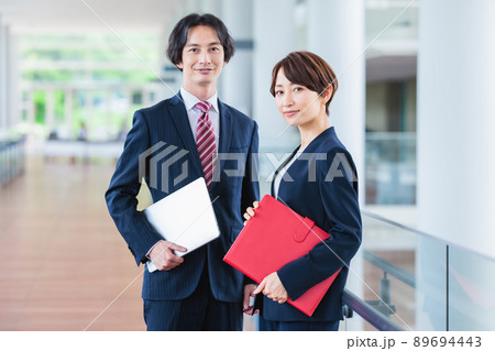 男女ビジネスパーソンのイメージ 89694443
