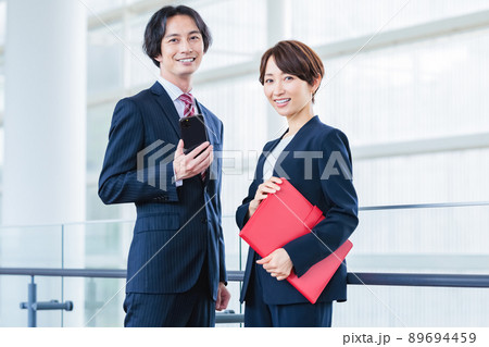 男女ビジネスパーソンのイメージ 89694459