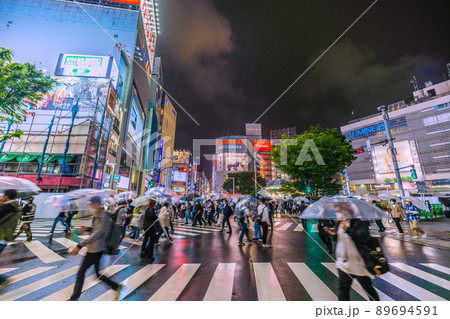 日本の東京都市景観 BA.4とBA.5が国内検疫で初確認。雨の新宿駅前やMOA2番街入口＝12日 89694591