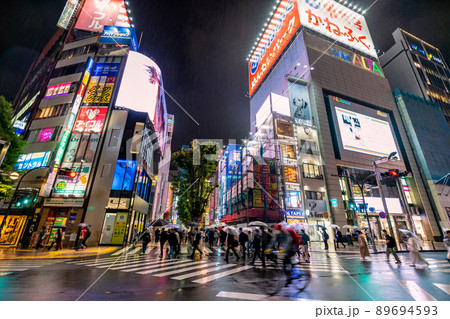 日本の東京都市景観 BA.4とBA.5が国内検疫で初確認。雨のMOA2番街入口やPCR検査所＝12日 89694593