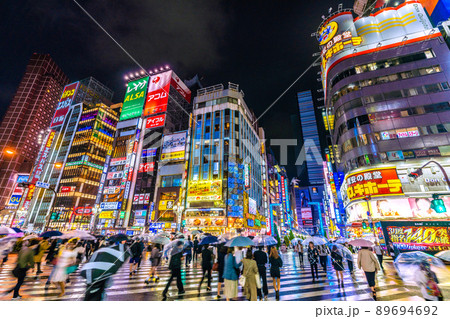 日本の東京都市景観 BA.4とBA.5が国内検疫で初確認。雨の夜・歌舞伎町には多くの人出=5月12日 日本の東京都市景観 BA.4とBA.5が国内検疫で初確認。雨の夜・歌舞伎町には多くの人出=5月12日 89694692