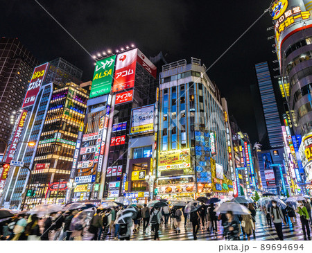 日本の東京都市景観 BA.4とBA.5が国内検疫で初確認。雨の夜・歌舞伎町には多くの人出＝5月12日 89694694