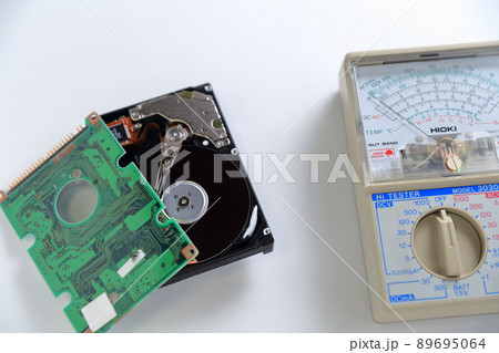 アナログ テスターと分解されたハードディスク ドライブ アナログ テスターと分解されたハードディスク ドライブ 89695064