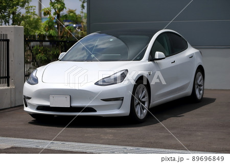 白い電気自動車　イメージ 89696849