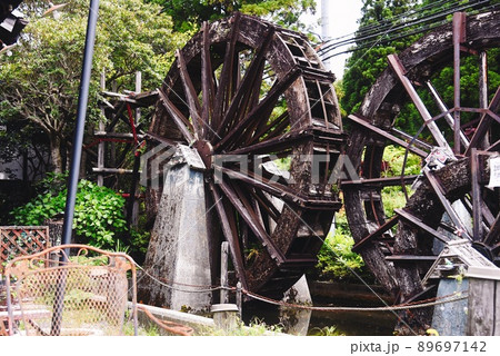 兵庫県三田市の蕎麦屋の古い大きな水舎 兵庫県三田市の蕎麦屋の古い大きな水舎 89697142