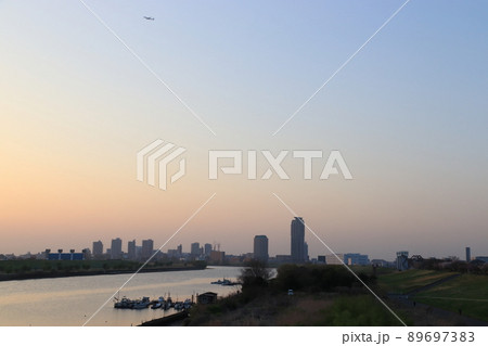 羽田空港・南風時の都心飛行ルート（埼玉県川口市・荒川／鹿浜橋） 89697383