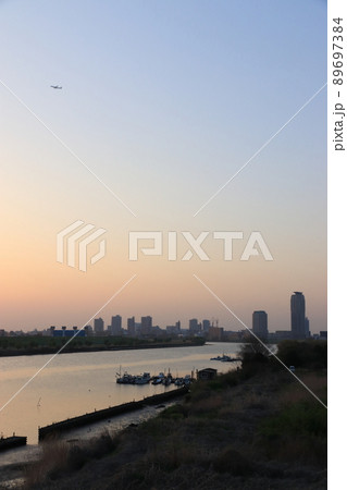 羽田空港・南風時の都心飛行ルート（埼玉県川口市・荒川／鹿浜橋） 89697384