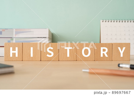 歴史のイメージ｜「HISTORY」と書かれた積み木が置かれたデスク 89697667